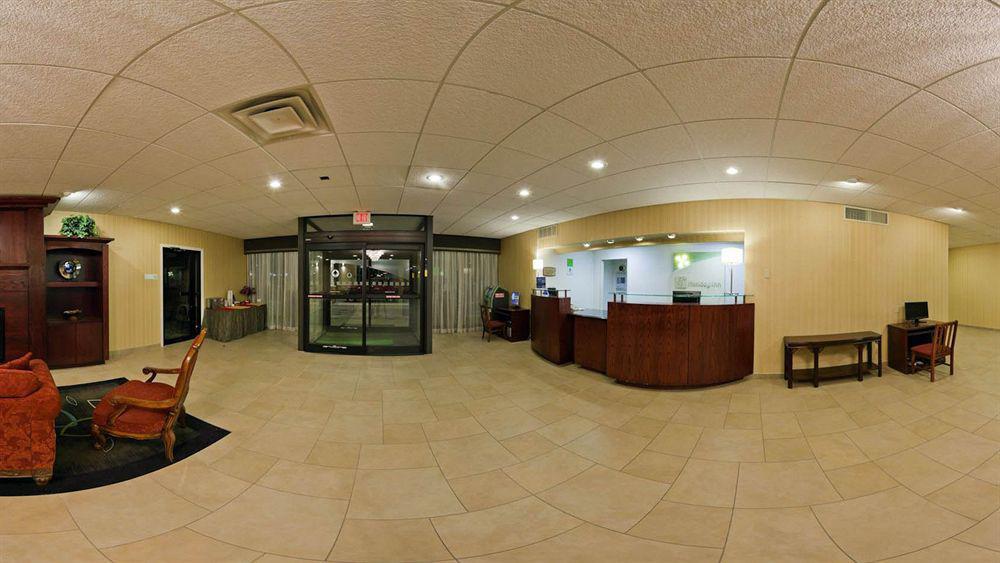 普拉茨堡温德姆戴斯就嗲酒店 外观 照片